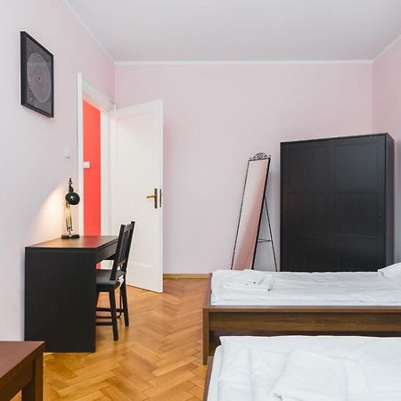 Modern Urban Escape - Old Town Apartment - By Upstairs Krakow Ngoại thất bức ảnh