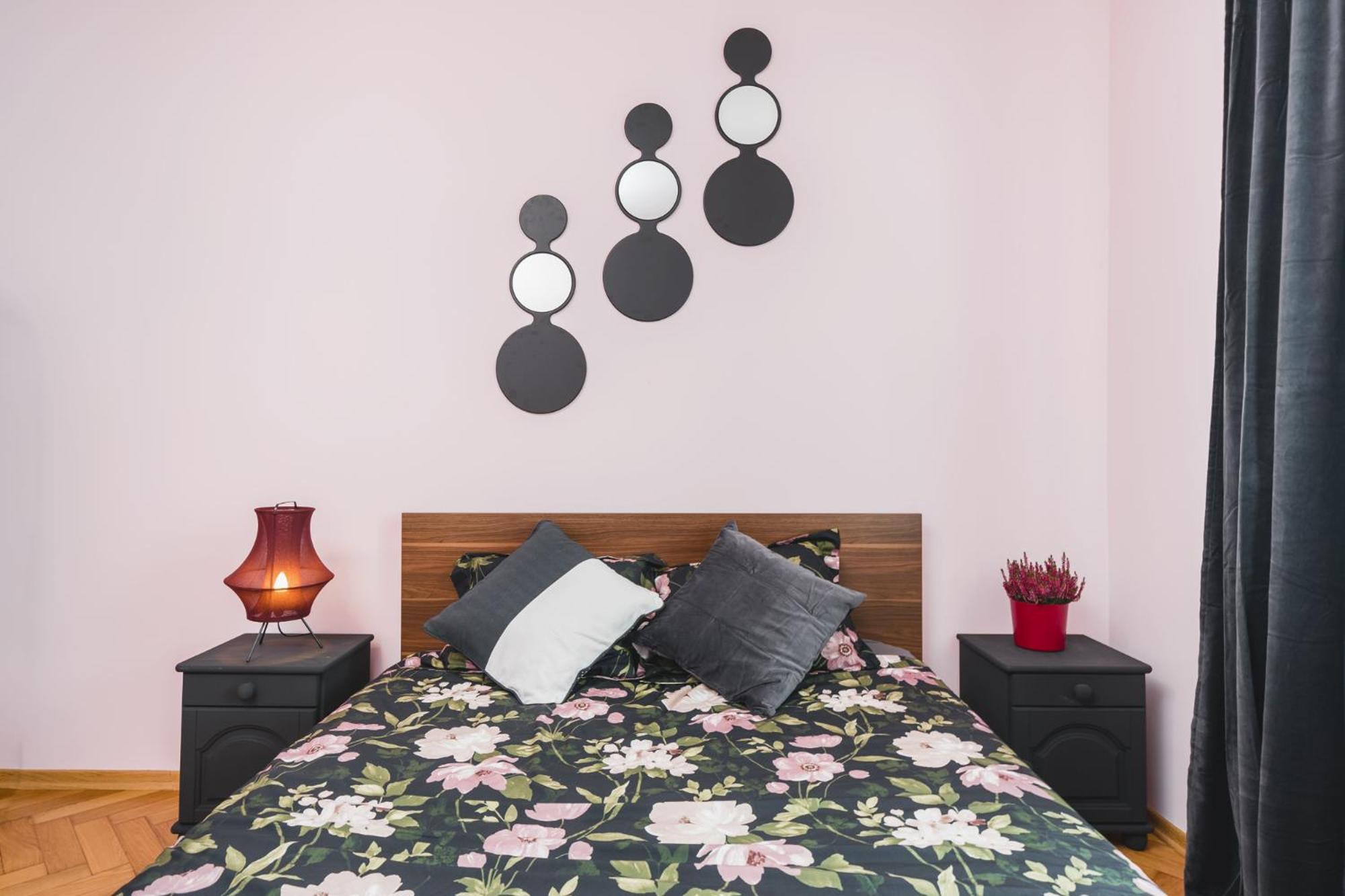 Modern Urban Escape - Old Town Apartment - By Upstairs Krakow Ngoại thất bức ảnh
