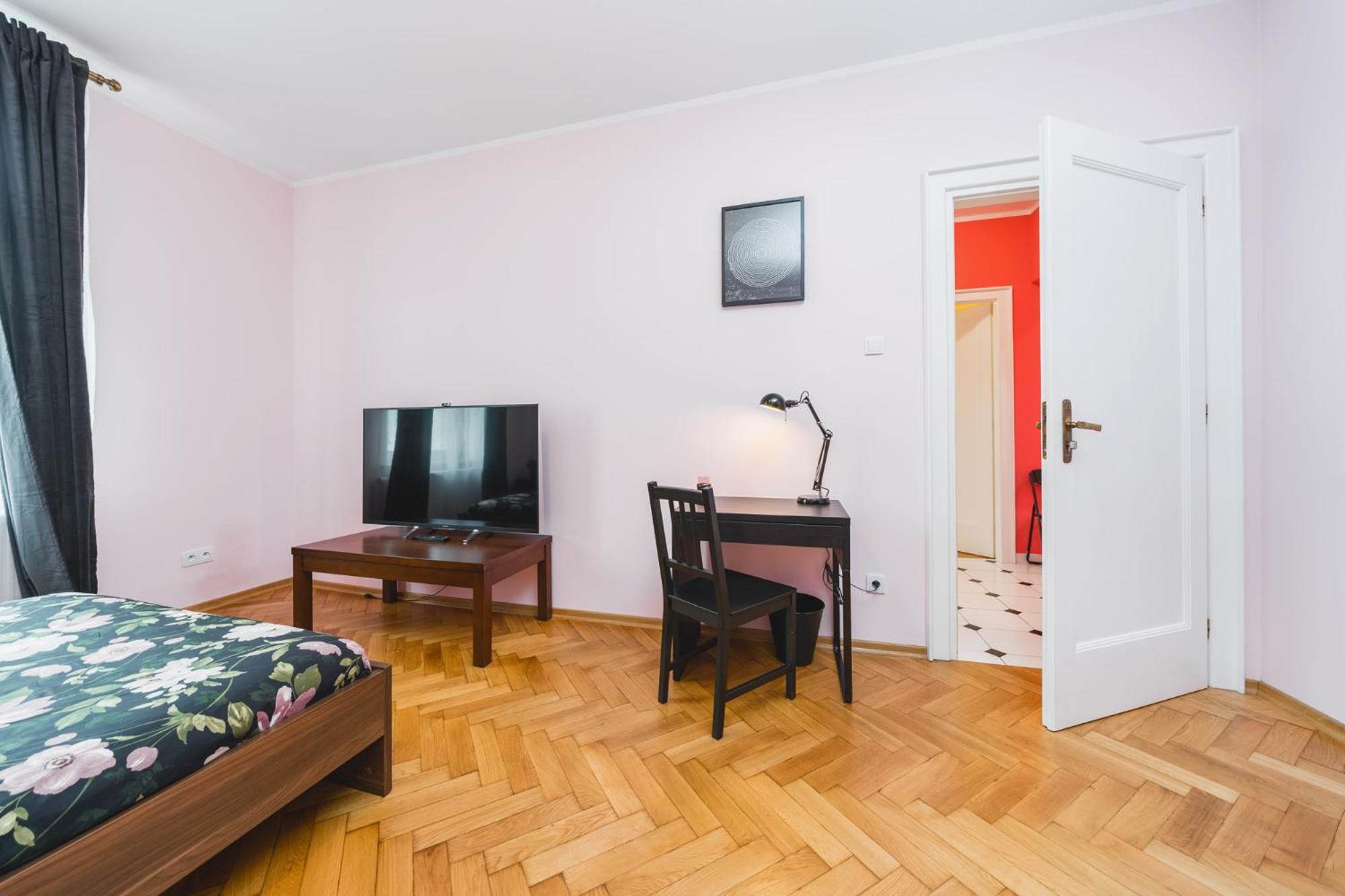 Modern Urban Escape - Old Town Apartment - By Upstairs Krakow Ngoại thất bức ảnh