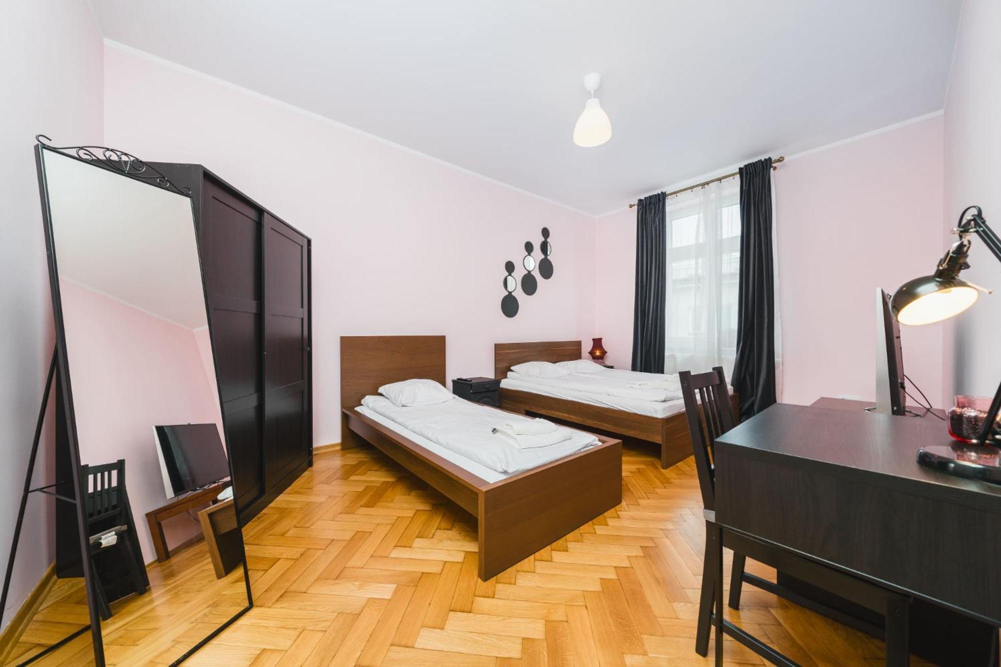 Modern Urban Escape - Old Town Apartment - By Upstairs Krakow Ngoại thất bức ảnh