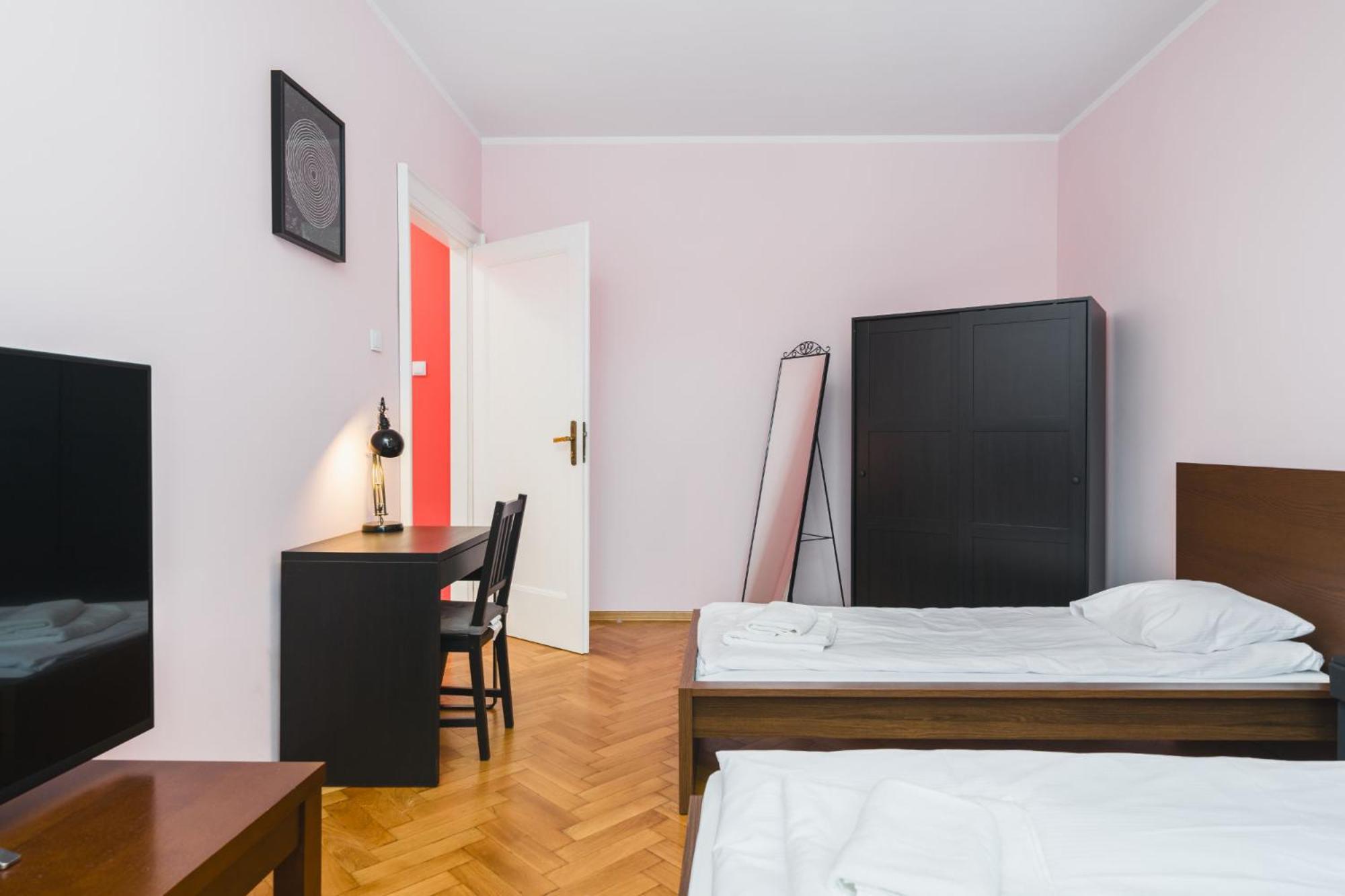 Modern Urban Escape - Old Town Apartment - By Upstairs Krakow Ngoại thất bức ảnh