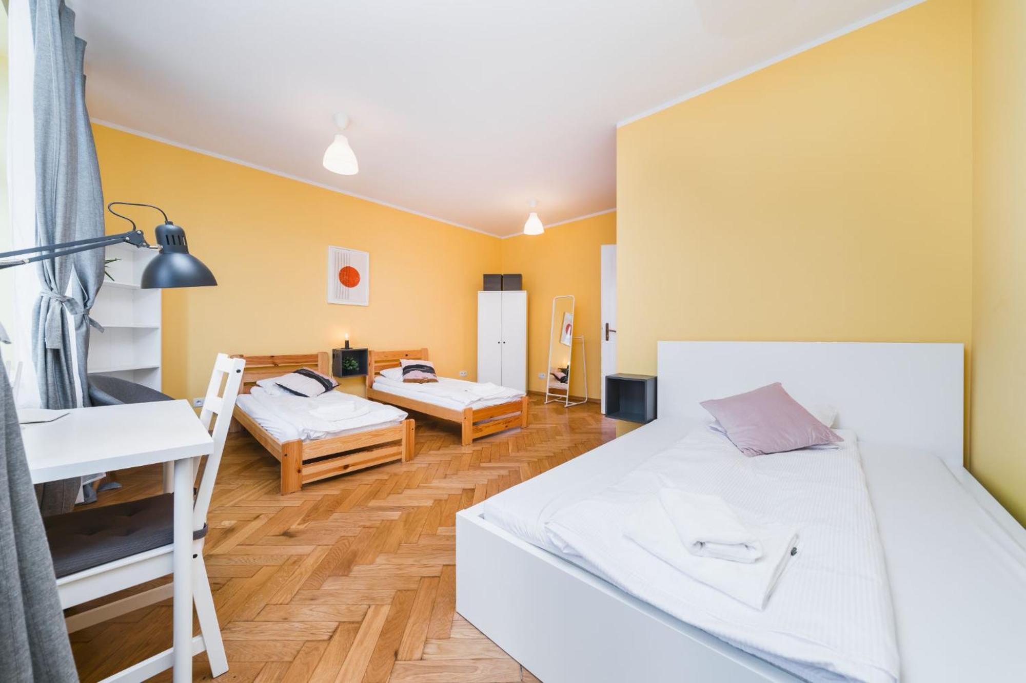 Modern Urban Escape - Old Town Apartment - By Upstairs Krakow Ngoại thất bức ảnh