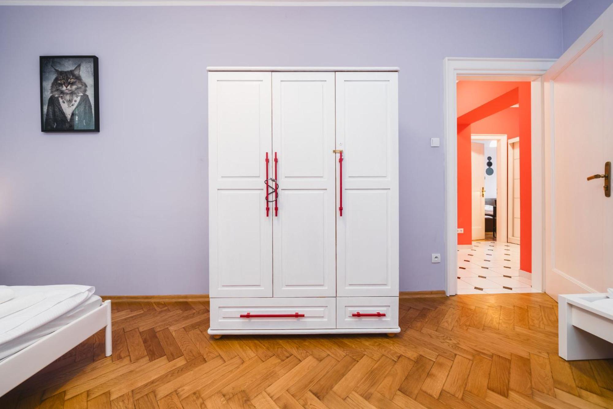 Modern Urban Escape - Old Town Apartment - By Upstairs Krakow Ngoại thất bức ảnh